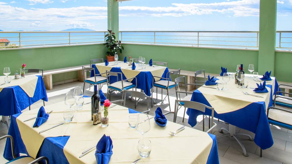 Hotel-Villa-Marcella-San-Vincenzo-Livorno-terrazza-Quartocielo-restaurant-3