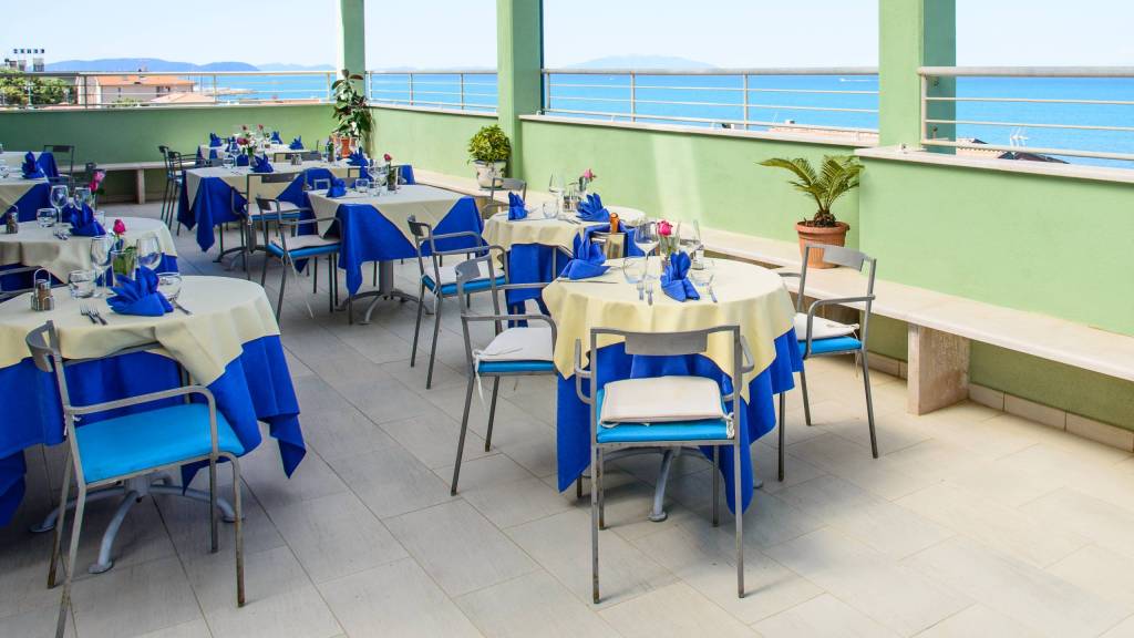 Hotel-Villa-Marcella-San-Vincenzo-Livorno-terrazza-ristorante-Quartocielo-6