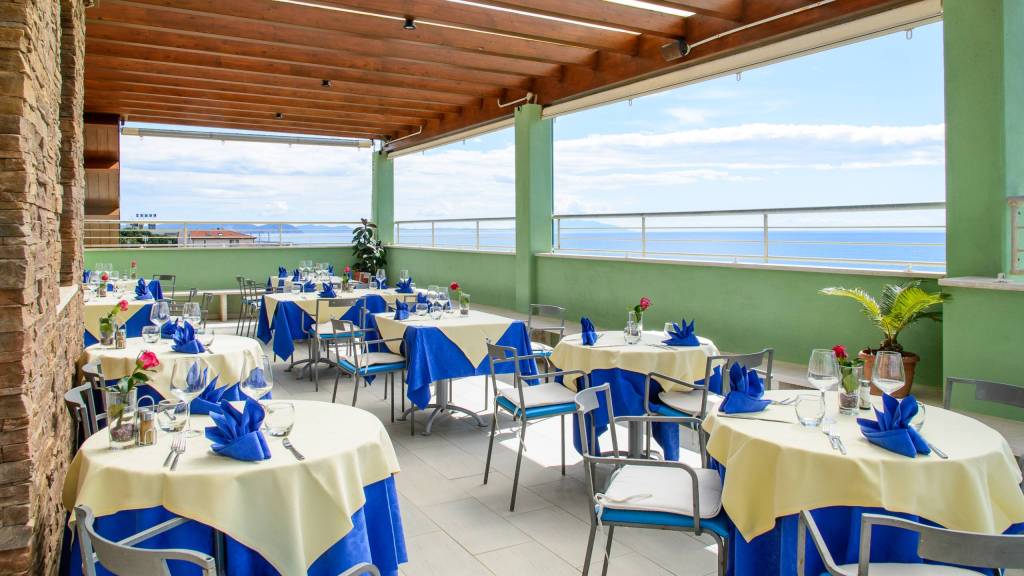 Hotel-Villa-Marcella-San-Vincenzo-Livorno-terrazza-ristorante-Quartocielo